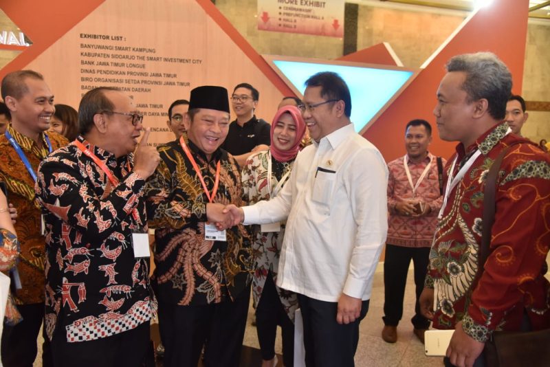Menkominfo Rudiantara temui Bupati Sidoarjo Saiful Ilah, dalam acara Indonesia International Smart City Expo, di Jakarta, Rabu, 18/07/2019. (humas pemkab sidoarjo)