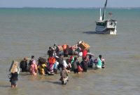 Jalan di laut menuju perahu, terpaksa dilakukan warga Pulau Giliraja saat akan berlayar ke kampung halaman, Rabu 10/07/2019. Aktifitas ini rutin dilakukan warga disaat kondisi air laut surut. (Budi/ SJ foto)