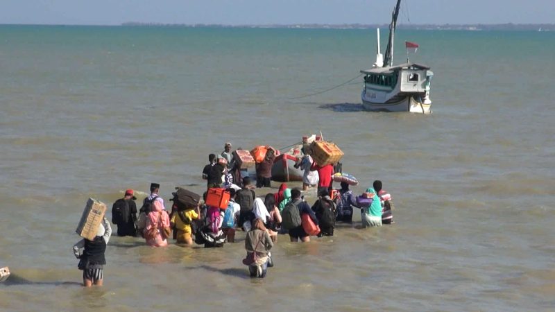Jalan di laut menuju perahu, terpaksa dilakukan warga Pulau Giliraja saat akan berlayar ke kampung halaman, Rabu 10/07/2019. Aktifitas ini rutin dilakukan warga disaat kondisi air laut surut. (Budi/ SJ foto)