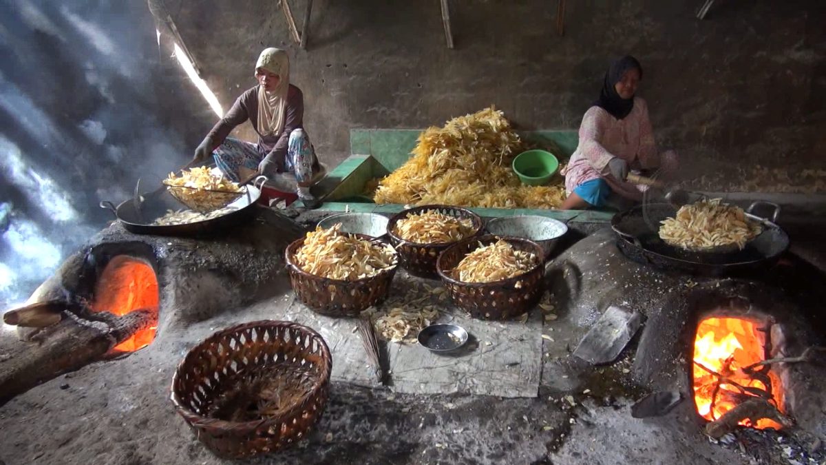 Ibu-ibu sedang menggoreng keripik singkong, di Desa Manding, Kecamatan Manding, Kabupaten Sumenep, Jawa Timur, Selasa, 16/07/2019. (Budi/ SJ foto/ red)