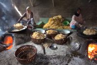 Ibu-ibu sedang menggoreng keripik singkong, di Desa Manding, Kecamatan Manding, Kabupaten Sumenep, Jawa Timur, Selasa, 16/07/2019. (Budi/ SJ foto/ red)