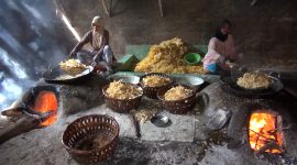 Ibu-ibu sedang menggoreng keripik singkong, di Desa Manding, Kecamatan Manding, Kabupaten Sumenep, Jawa Timur, Selasa, 16/07/2019. (Budi/ SJ foto/ red)