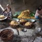 Ibu-ibu sedang menggoreng keripik singkong, di Desa Manding, Kecamatan Manding, Kabupaten Sumenep, Jawa Timur, Selasa, 16/07/2019. (Budi/ SJ foto/ red)