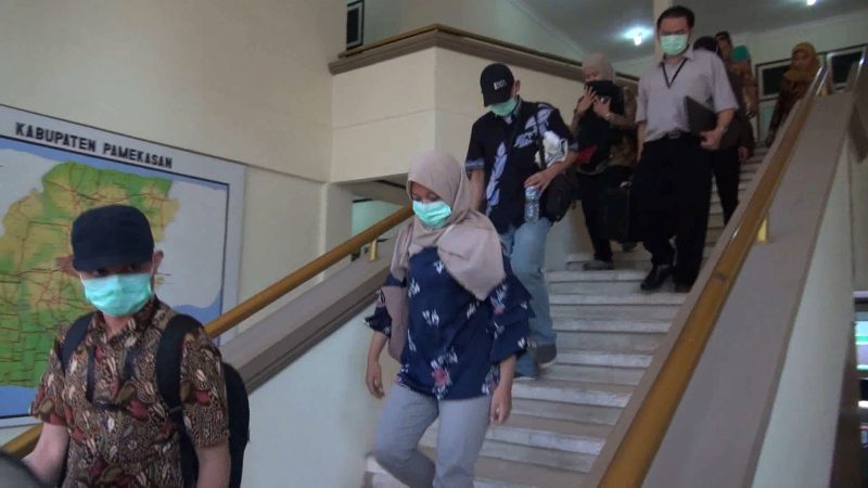 Tim Penyidik KPK dalam sebuah giat penindakan di Kantor Pemkab Pamekasan, Jawa Timur, beberapa waktu lalu. (Budi/SJ Foto)