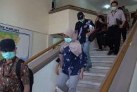 Tim Penyidik KPK  dalam sebuah giat penindakan, di Kantor Pemkab Pamekasan, Jawa Timur, beberapa waktu lalu. (Budi/ SJ foto/ dok.)