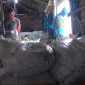 Petani Garam di Kecamatan Kalianget, Kabupaten Sumenep, Jawa Timur, mengamankan karung garam ke gudang khusus saat hujan deras mengguyur, Kamis 04/07/2019. (Budi/ SJ foto)