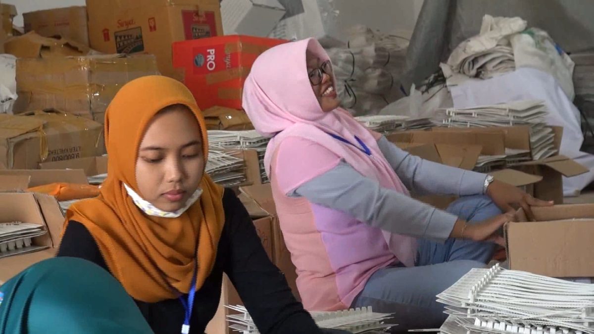 dok. Sortasi Surat Suara Pemilu di gudang KPU Sumenep, Jawa Timur. (Budi/ SJ foto)