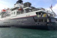 Silver Discoverer, kapal pesiar asing lego jangkar di perairan Giliyang, Kabupaten Sumenep, Jawa Timur, beberapa waktu lalu. (Budi/SJ foto)