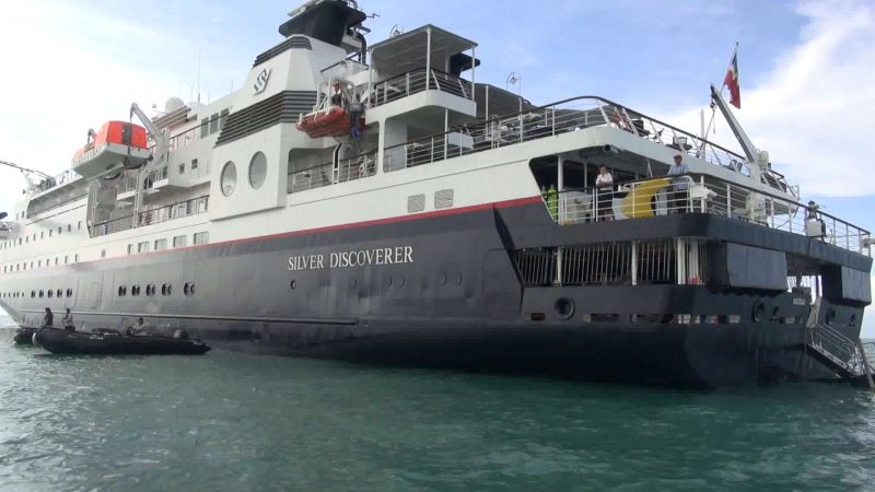 Silver Discoverer, kapal pesiar asing lego jangkar di perairan Giliyang, Kabupaten Sumenep, Jawa Timur, beberapa waktu lalu. (Budi/SJ foto)