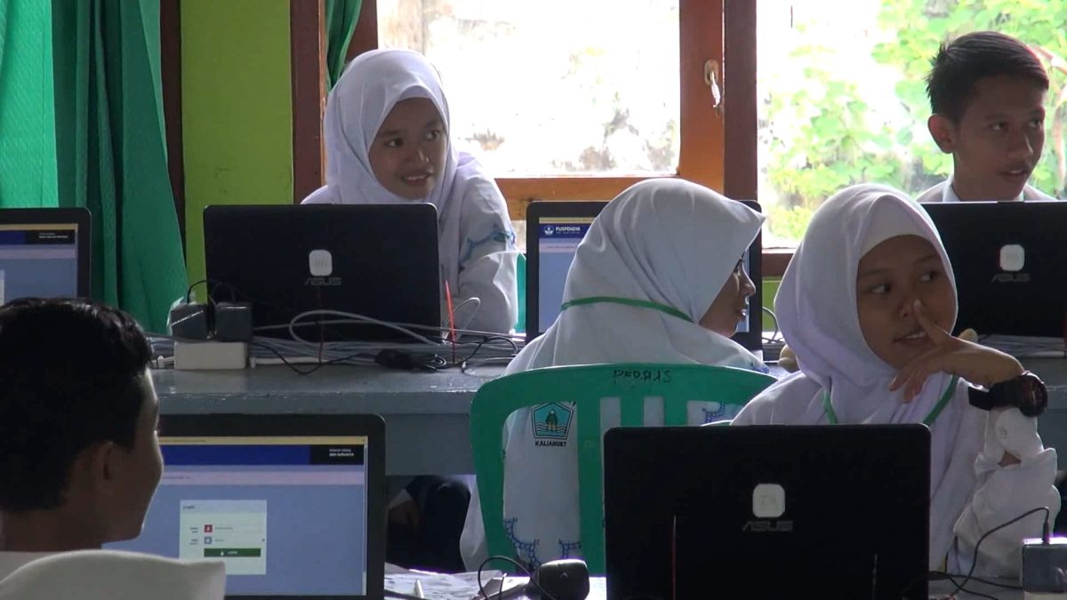 Suasana belajar siswa di sebuah sekolah di Kabupaten Sumenep, Jawa Timur. (Budi/ SJ foto/ dok.)