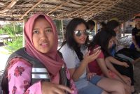 Wisatawan sedang bersantai di gazebo yang dibangun di sekeliling Pulau Gililabak, Kabupaten Sumenep, Jawa Timur, Sabtu, 06/07/2019. (Budi/ SJ Foto)