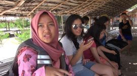 Wisatawan sedang bersantai di gazebo yang dibangun di sekeliling Pulau Gililabak, Kabupaten Sumenep, Jawa Timur, Sabtu, 06/07/2019. (Budi/ SJ Foto)