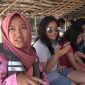 Wisatawan sedang bersantai di gazebo yang dibangun di sekeliling Pulau Gililabak, Kabupaten Sumenep, Jawa Timur, Sabtu, 06/07/2019. (Budi/ SJ Foto)