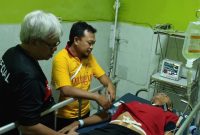 Official Madura United memantau perkembangan kesehatan Asep Berlian di RS Pamekasan. (foto: twitter madura united)