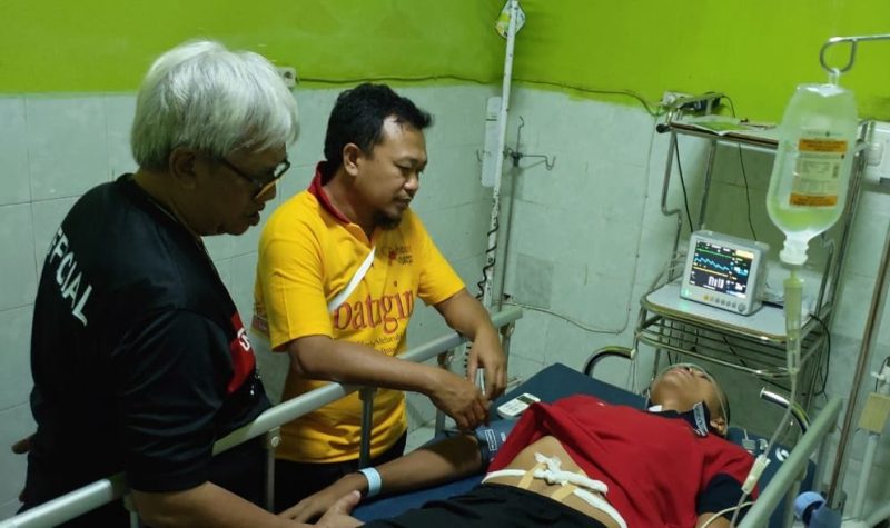 Official Madura United memantau perkembangan kesehatan Asep Berlian di RS Pamekasan. (foto: twitter madura united)