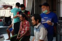 Warga binaan yang rambutnya gondrong langsung dipotong. (Fah/ SJ foto)