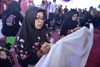 Aksi membatik massal di Kabupaten Lamongan, Kamis, 18/07/2019. (mah/SJ foto)