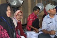 dok. Petugas menyortir surat suara Pilpres di gudang KPU Sumenep. (Budi/ SJ foto)