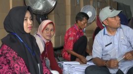 dok. Petugas menyortir surat suara Pilpres di gudang KPU Sumenep. (Budi/ SJ foto)