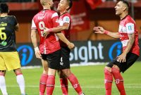 Aleksandar Rakic merayakan golnya bersama Asep Berlian dan Jaimerson Da SIlva, dalam laga melawan Perseru Badak Lampung FC, di Stadion Gelora Madura Ratu Pamelingan, Kabupaten Pamekasan, Jawa Timur, Sabtu, 27/07/2019. (foto: twitter madura united)