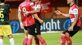 Aleksandar Rakic merayakan golnya bersama Asep Berlian dan Jaimerson Da SIlva, dalam laga melawan Perseru Badak Lampung FC, di Stadion Gelora Madura Ratu Pamelingan, Kabupaten Pamekasan, Jawa Timur, Sabtu, 27/07/2019. (foto: twitter madura united)