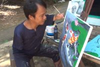 Misnaya, sedang membuat lukisan didepan rumahnya, Desa Torbang, Kecamatan Batuan, Kabupaten Sumenep, Jawa Timur. (Budi/SJ foto)