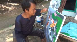 Misnaya, sedang membuat lukisan didepan rumahnya, Desa Torbang, Kecamatan Batuan, Kabupaten Sumenep, Jawa Timur. (Budi/SJ foto)