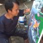 Misnaya, sedang membuat lukisan didepan rumahnya, Desa Torbang, Kecamatan Batuan, Kabupaten Sumenep, Jawa Timur. (Budi/SJ foto)