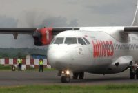 Pesawat Wings Air bersiap take off dari Bandara Trunojoyo, Kota Sumenep, Jawa Timur. (Budi/ SJ foto/ dok)