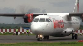 Pesawat Wings Air bersiap take off dari Bandara Trunojoyo, Kota Sumenep, Jawa Timur. (Budi/ SJ foto/ dok)
