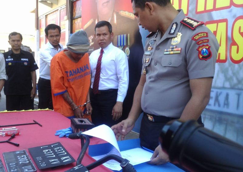 Polisi tunjukkan barang bukti kejahatan. (Fah/ SJ foto)