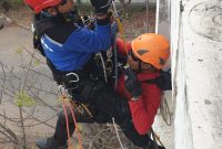 Rescuer Kantor SAR Surabaya sedang menolong petugas pembersih kaca di ketinggian, Minggu, 28/07/2019. (joe/SJ foto)