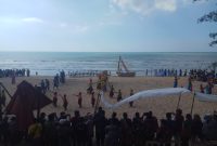Penonton berjejer di lokasi pelaksanaan Festival Batik On The Sea dan Festival Layang-Layang, Sabtu, 27/07/2019. (sya/ SJ foto)