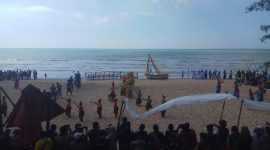 Penonton berjejer di lokasi pelaksanaan Festival Batik On The Sea dan Festival Layang-Layang, Sabtu, 27/07/2019. (sya/ SJ foto)