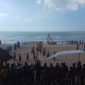 Penonton berjejer di lokasi pelaksanaan Festival Batik On The Sea dan Festival Layang-Layang, Sabtu, 27/07/2019. (sya/ SJ foto)
