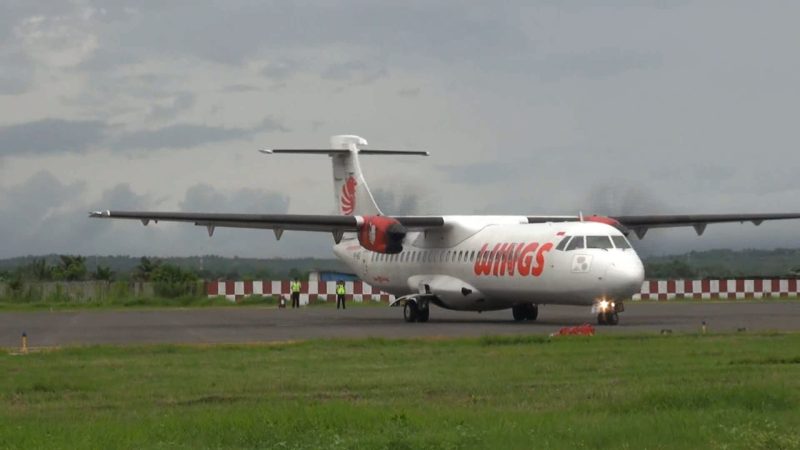 Pesawat Wings Air bersiap take off di Bandara Trunojoyo, Kota Sumenep, Jawa Timur. (Budi/ SJ foto/ dok.)