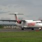 Pesawat Wings Air bersiap take off di Bandara Trunojoyo, Kota Sumenep, Jawa Timur. (Budi/ SJ foto/ dok.)