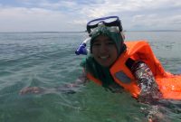 Wisatawan berenang di Pantai Gililabak, Sumenep, Jawa Timur. (dik/ SJ foto/ dok)