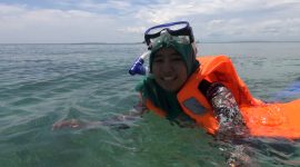 Wisatawan berenang di Pantai Gililabak, Sumenep, Jawa Timur. (dik/ SJ foto/ dok)