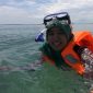 Wisatawan berenang di Pantai Gililabak, Sumenep, Jawa Timur. (dik/ SJ foto/ dok)