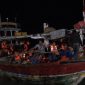 89 korban kapal terbakar tiba di Pelabuhan Kalianget Jumat, 23/08/2019 malam. (dik/SJ foto)
