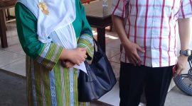 Nyai Hj. Dewi Khalifah ditemui Herman Dali Kusuma, saat berada di Gedung DPRD Sumenep, Jawa Timur, Senin, 26/08/2019. (dik/ SJ foto)