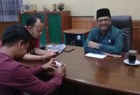 Abdul Hamid Ali Munir, Ketua Sementara DPRD Kabupaten Sumenep, dalam bincang santai bersama wartawan di ruang kerjanya. (dik/ SJ foto)