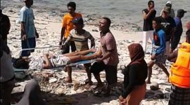 Proses evakuasi korban KMP Santika Nusantara dilakukan petugas, Jumat, 23/08/2019. (dik/ SJ foto)
