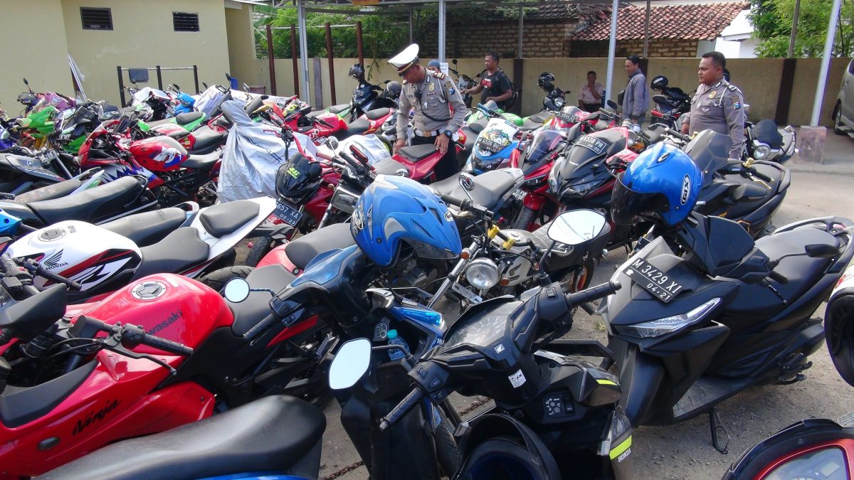 Ratusan sepeda motor brong yang terjaring diamankan di halaman Polres Sumenep, Jawa Timur. (rai/ SJ foto)