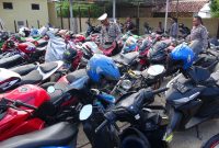 Ratusan sepeda motor brong yang terjaring diamankan di halaman Polres Sumenep, Jawa Timur. (rai/ SJ foto)
