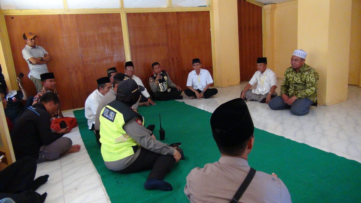 Pengurus Yayasan Panembahan Sumolo ditemui penjaga Asta Tinggi, Kamis 08/08/2019. (dik/SJ foto)