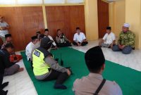 Pengurus Yayasan Panembahan Sumolo ditemui penjaga Asta Tinggi, Kamis 08/08/2019. (dik/SJ foto)