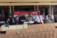 Petugas tunjukkan barang bukti 78 kardus rokok ilegal, Selasa, 13/08/2019. (Dik/ SJ foto)
