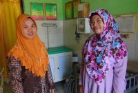 BIDAN KITA : Bidan Siti Nurjannah (kanan), telah 8 tahun mengabdi dan kini bertugas di Puskesmas Pandian, Kota Sumenep, Jawa Timur. (dik/ SJ foto)